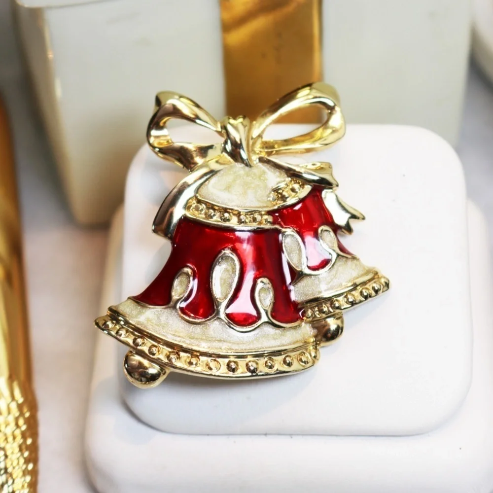 🎄🧑🏻‍🎄✨ Monet Holiday Bell Brooch with Gold & Red Enamel Highlights ⚜️🎁🎄✨